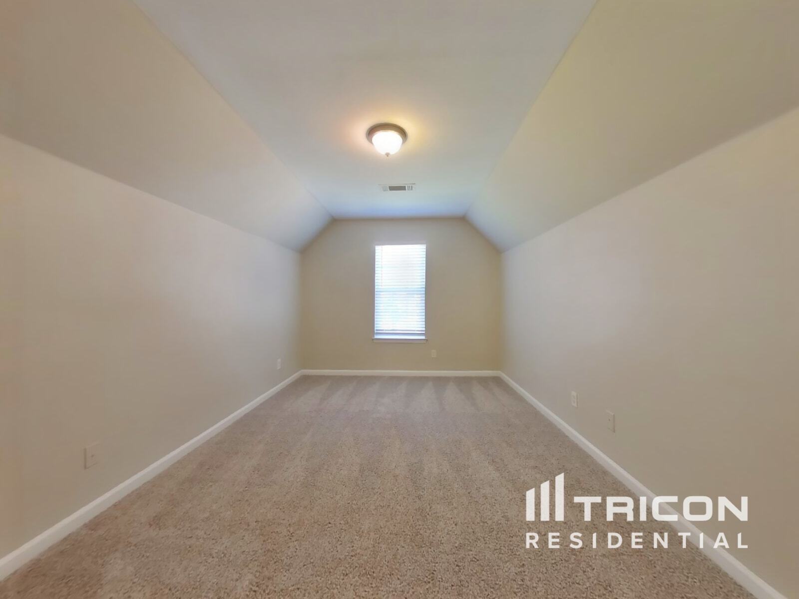 Building Photo - 9451 Woodlawn Dr