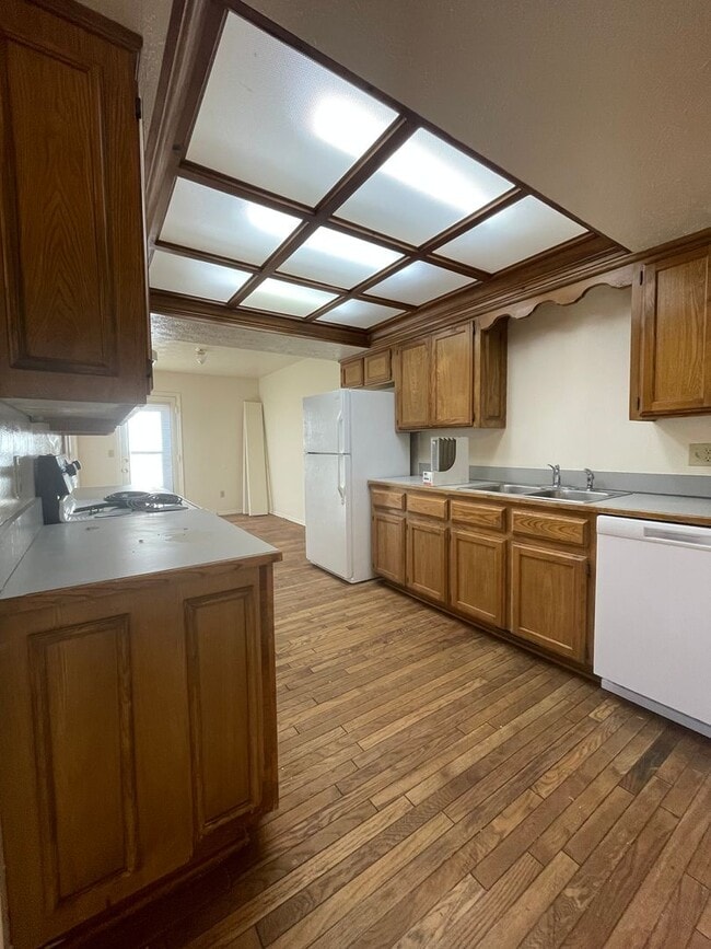 Building Photo - Southern Hills 3 Bedroom 2 Bath Duplex-New...