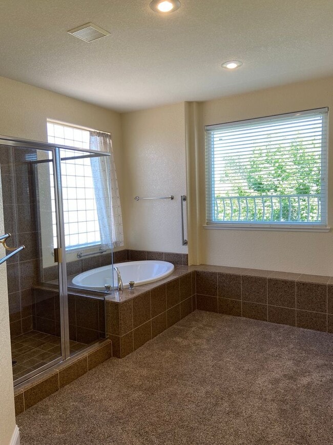 Building Photo - Broadstone Solar Home - 5 Bdrms, 4 Baths