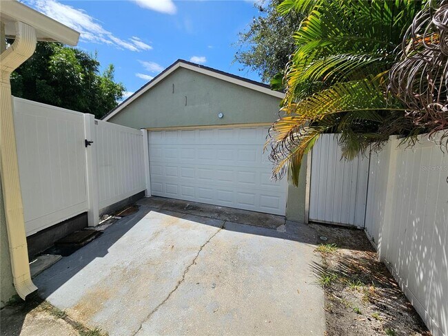 Building Photo - 2436 Arapaho St