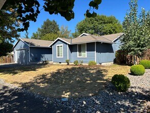 Building Photo - Freshly Updated Troutdale Gem with Enterta...