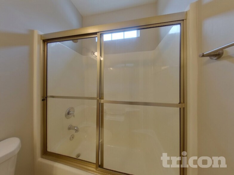 Building Photo - 2304 Larkspur Ln