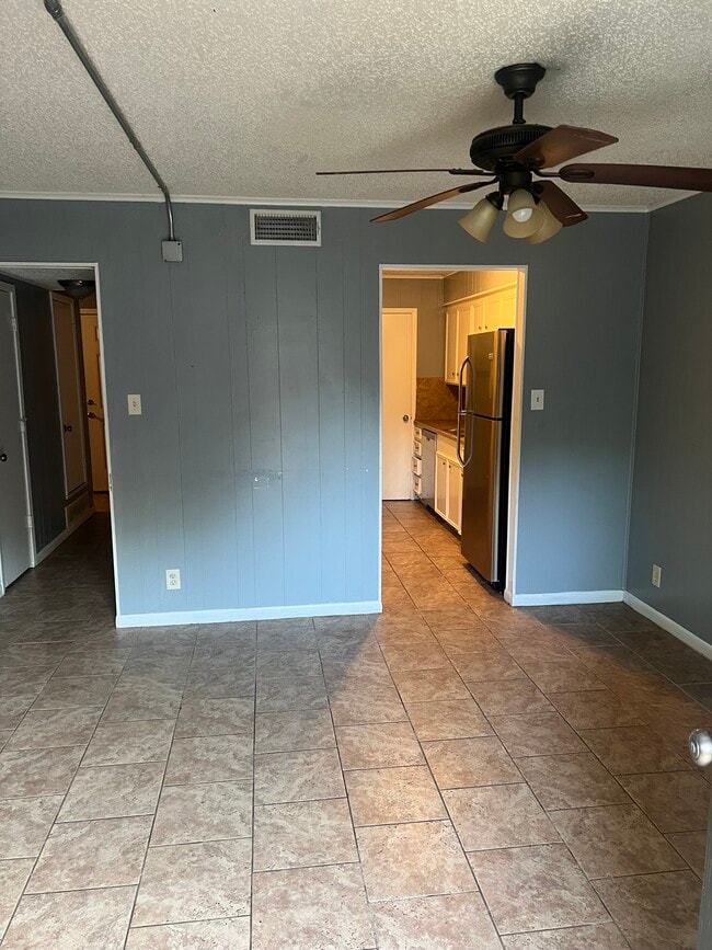 Building Photo - 715 W Tyler St