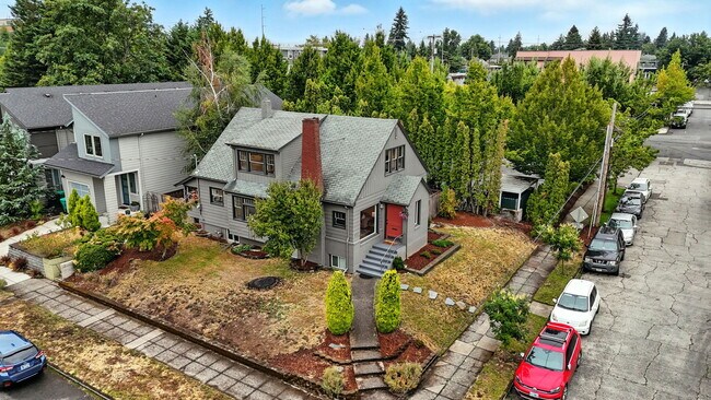 Building Photo - 423 NE 55th Ave