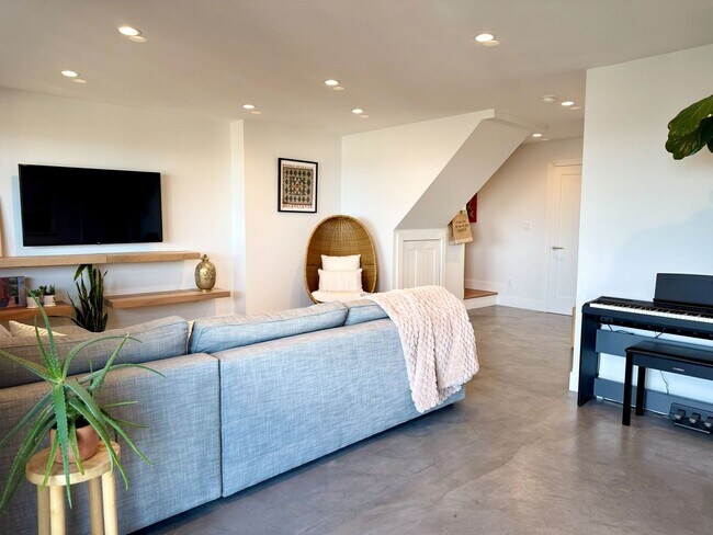 Building Photo - 3BR/2BA | Unobstructed Panoramic Views | Live Above the Fog | Intentional Living