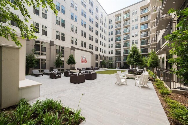 Building Photo - 1414 N Shepherd Dr