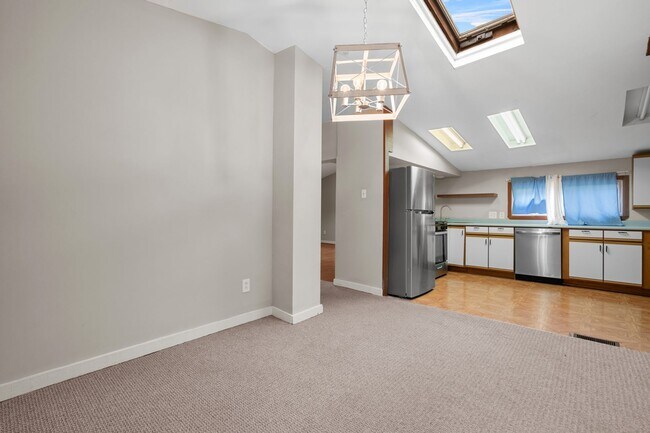 Building Photo - 136 Locust St