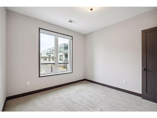 Building Photo - 253 Lake St E