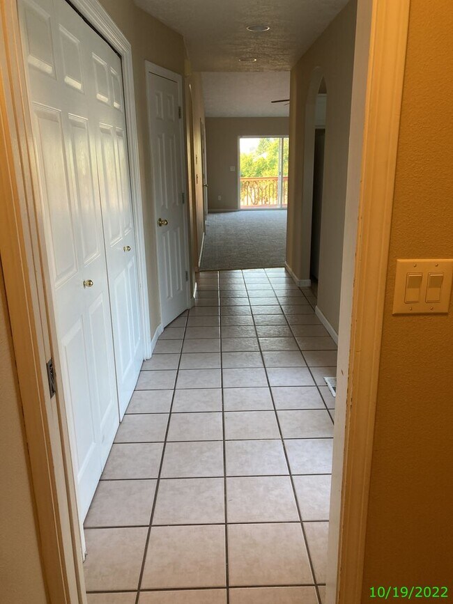 Building Photo - 467 NW Meadows Dr