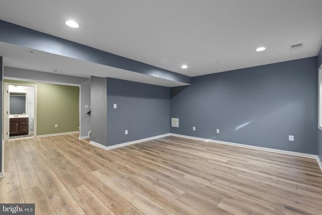 Building Photo - 2419 Vly Vw Wy