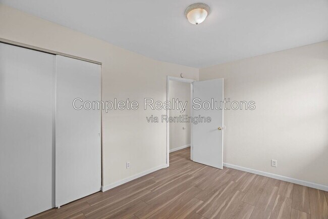 Building Photo - 5661 Bermuda Dr