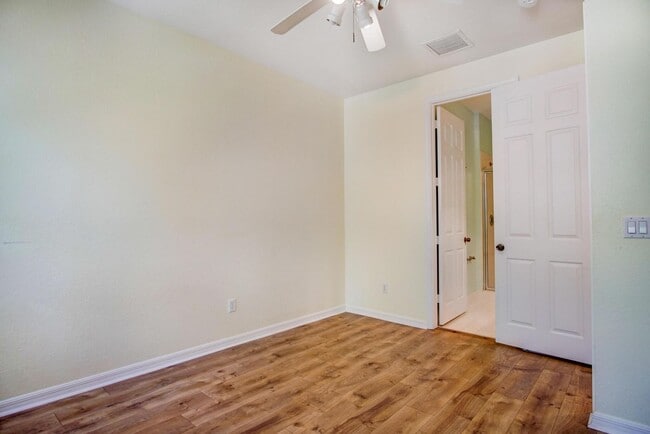 Building Photo - 1020 E Longport Cir