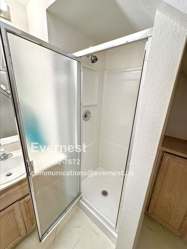 Building Photo - Lovely 2-Bedroom Townhome: Comfort and Con...