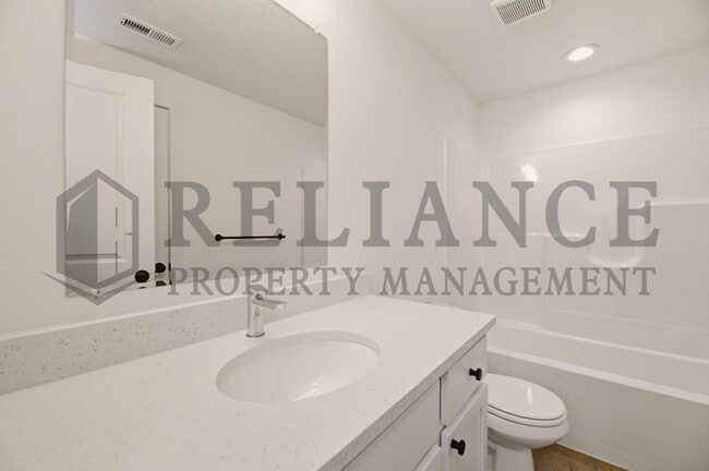 Building Photo - 5247 N Pinecrest Ct