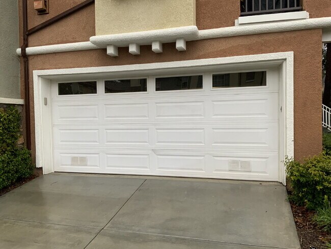 Building Photo - Beautiful Valencia Townhome in the Highly Desirable Village Walk Community