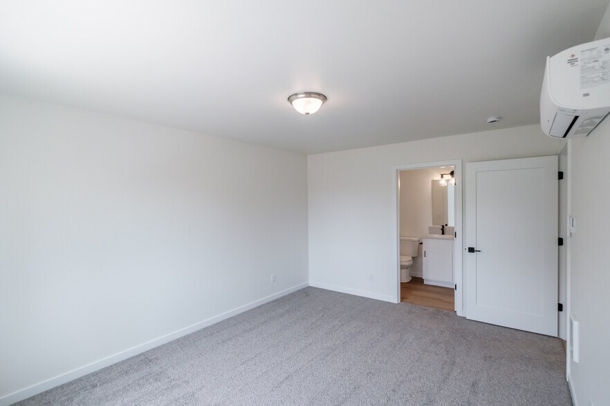 Building Photo - 400 Wagon Wheel Dr