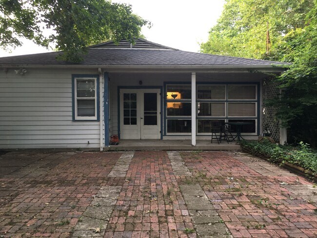 Building Photo - 1119 Hillcrest Rd