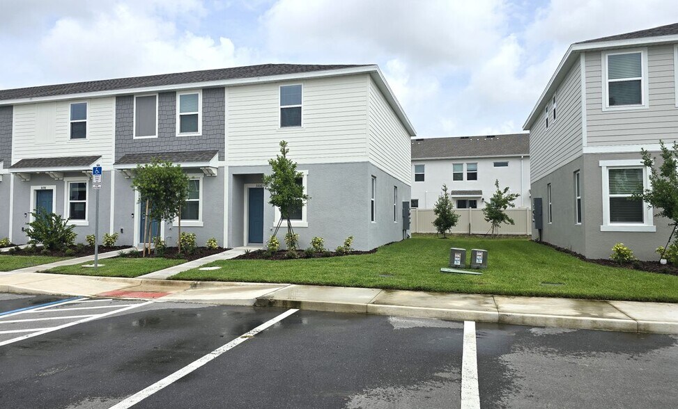 Building Photo - 2878 Skyline Lp