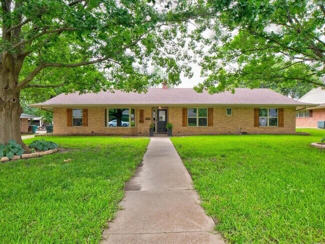 Building Photo - 1405 Yarborough Dr