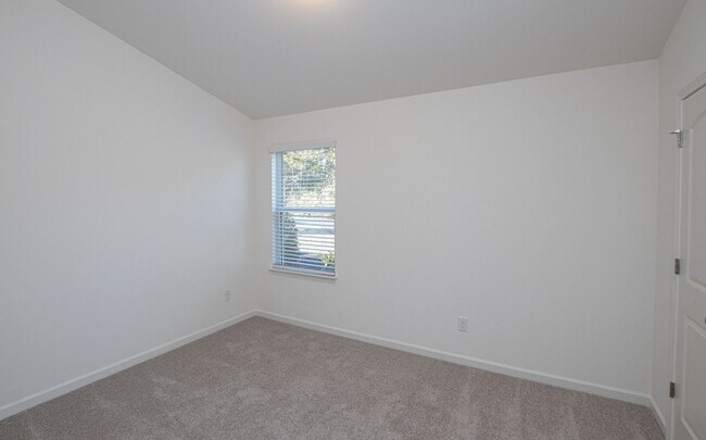 Building Photo - BEAUTIFUL 2 Bedroom Townhome in MIDLAND AVAILABLE JUNE 2026