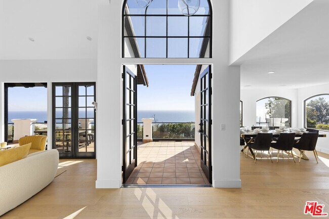 Building Photo - 3909 Villa Costera