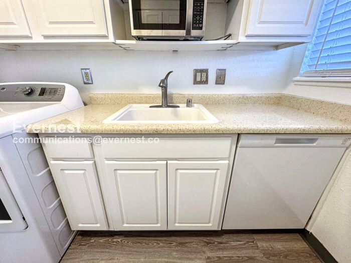 Building Photo - 8003 Wolff St