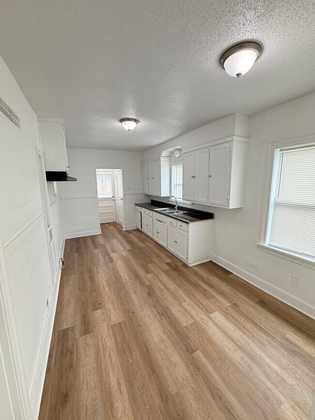 Building Photo - Historic District Home 3bd 2 baths