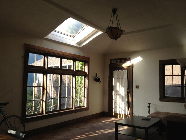 Entry/ Livingroom - 2615 Parker St