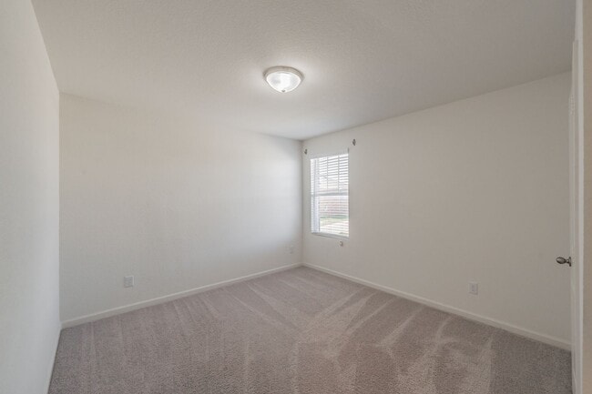 Building Photo - Like new 4 bedroom 2.5 bath in Villages of...