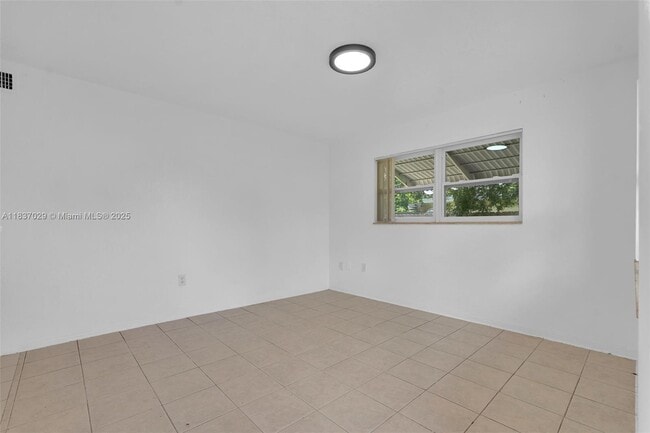 Building Photo - 2435 Plunkett St