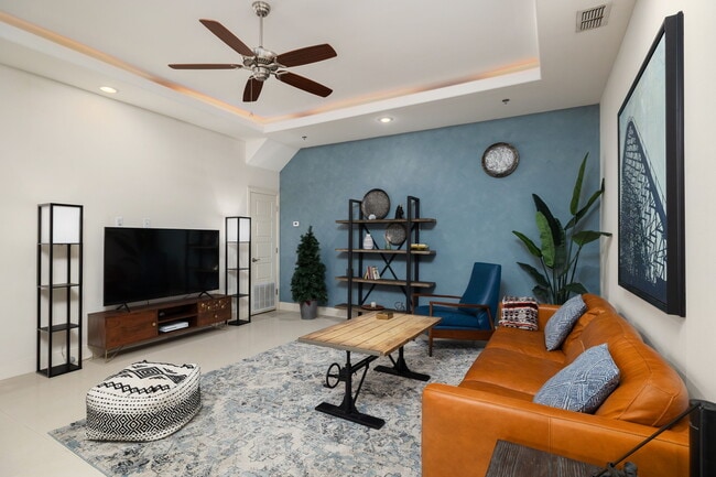 Building Photo - 1304 E Pineridge Ave