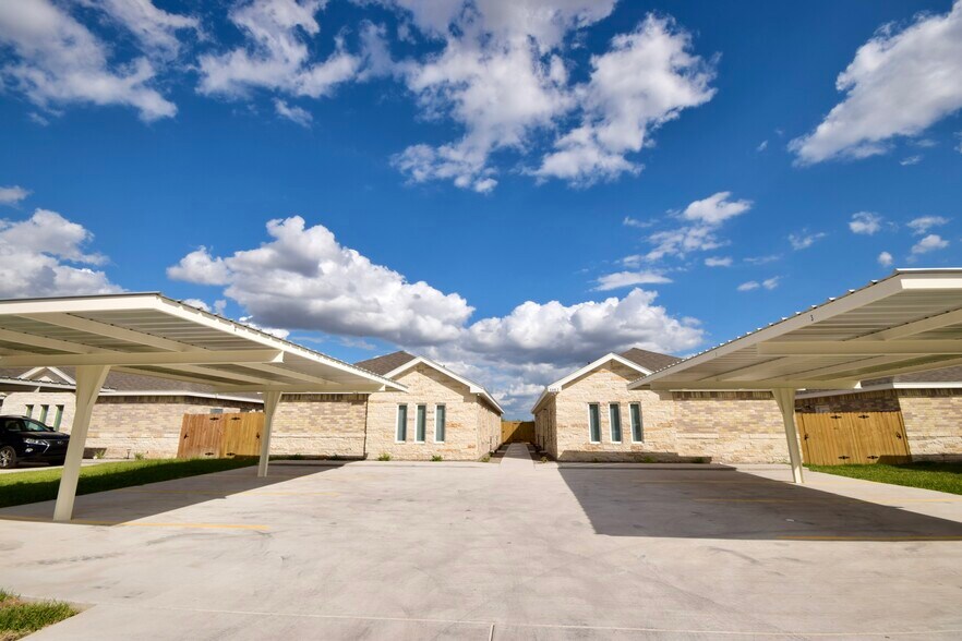 Building Photo - 5000 N Hiawatha Dr