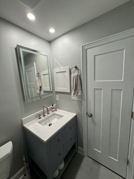 Building Photo - 701 Seneca Pl