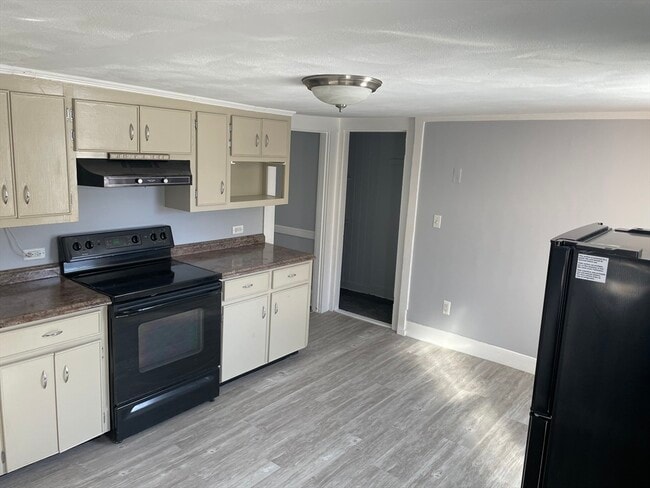 Building Photo - 745 Main St