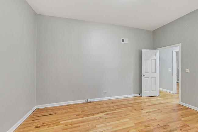 Building Photo - 864 W Aldine Ave