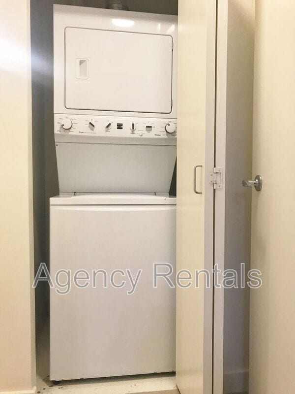 Building Photo - 600 Queen St