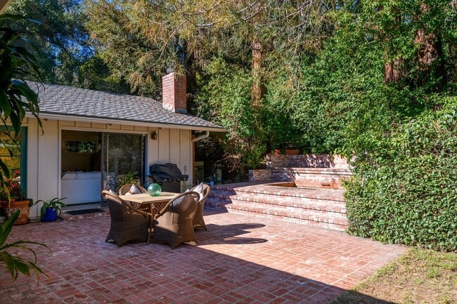 Building Photo - 905 Camino Viejo Rd