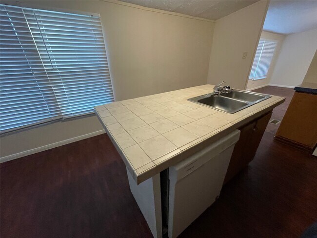 Building Photo - 16658 Meadowcroft St