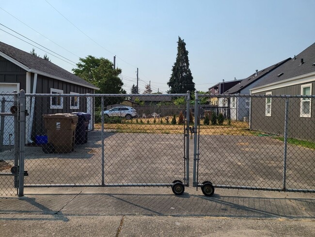 Building Photo - Beautifully Updated South Tacoma 3 Bedroom