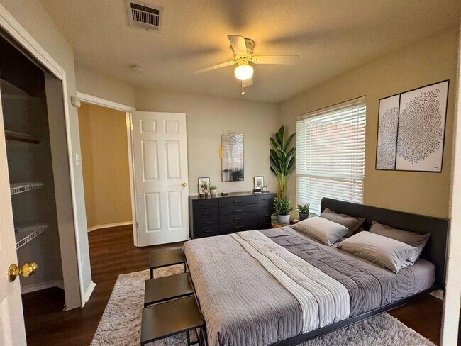 Building Photo - 1508 Highland Dr