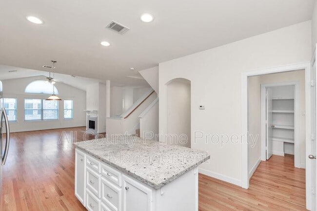 Building Photo - 3627 Main Plaza Dr
