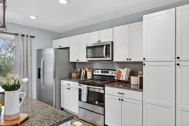 Building Photo - 135 Swallow Dr