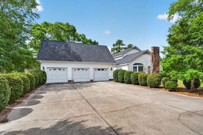 Building Photo - 636 N Wilkinson Dr