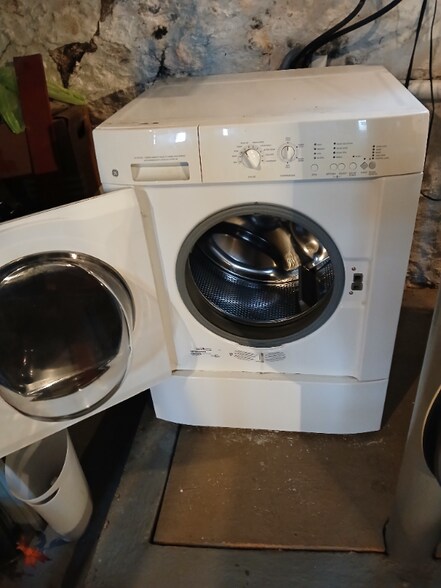 Building Photo - 2461 Fairview Ave