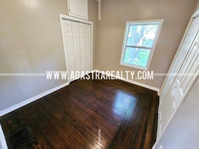 Building Photo - Spacious North Overland Park Bungalow-Available in FEBRUARY!!