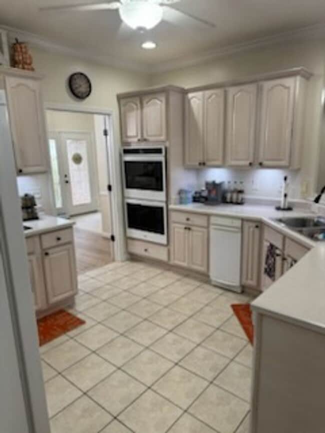 Building Photo - Beautiful, 5-bedroom home in a quiet subdi...