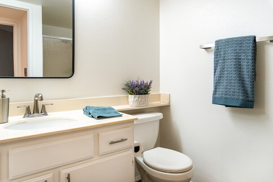 2nd bathroom - 6638 Clybourn Ave