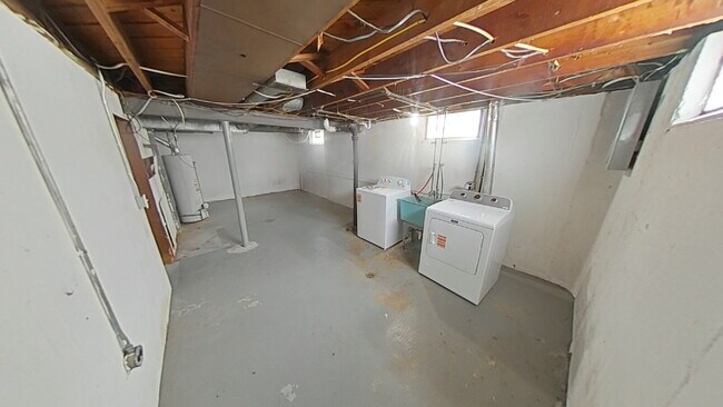 Building Photo - "3-Bedroom Gem with Spacious Living in Ros...