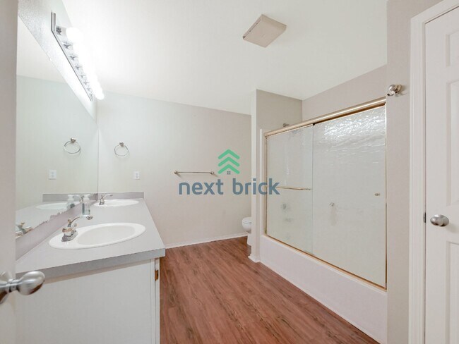 Building Photo - Spacious 3 Bedroom 2.5 Bath Highland Park Home.