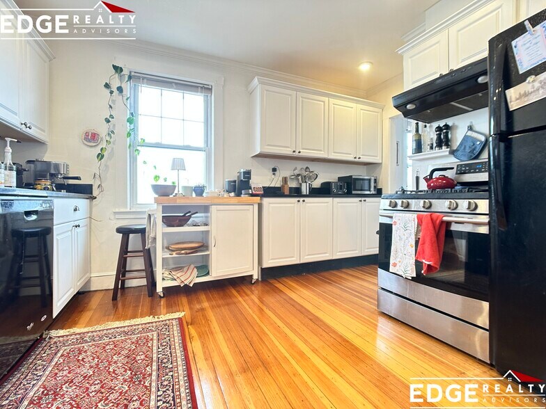 Building Photo - 103 Etna St
